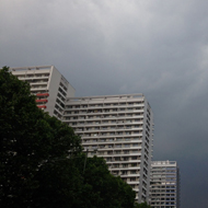 Foto Hochhaus und grauer Himmel