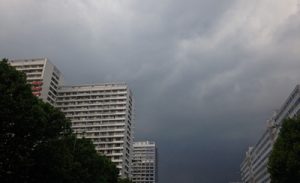 Foto eines Hochhauses unter grauem Himmel