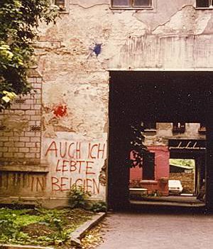 Foto eines Hofdurchgangs mit Wandgraffiti