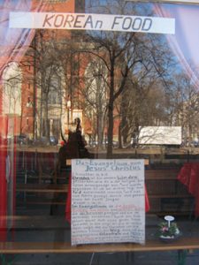 Foto der Spiegelung einer Kirche in einem Schaufenster