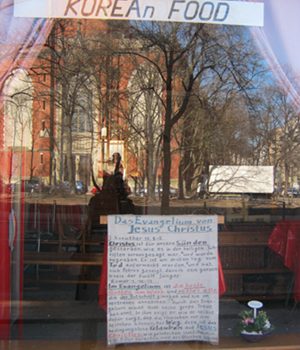 Foto der Spiegelung einer Kirche in einem Schaufenster