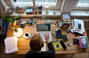 Dr. Gesine Palmer Schreibtisch aus Vogelperspektive (Foto: Nico Mayrock)